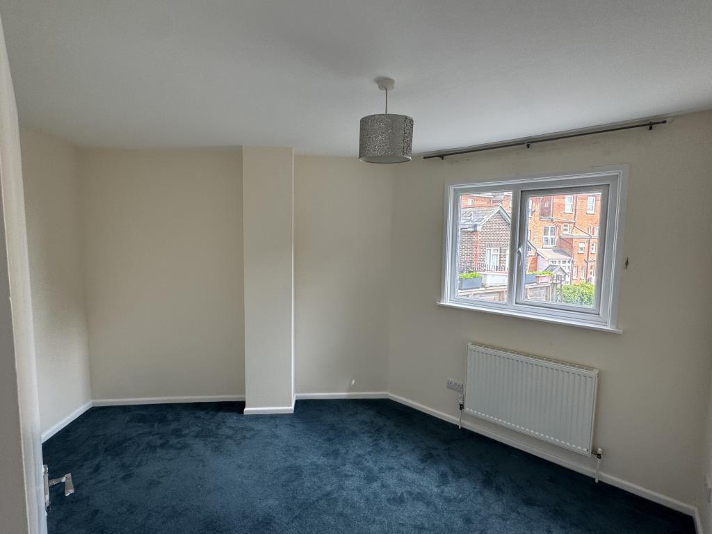 Lot: 152 - TWO-BEDROOM TOWN CENTRE FLAT FOR INVESTMENT OR OWNER OCCUPATION - Bedroom with carpet and painted walls